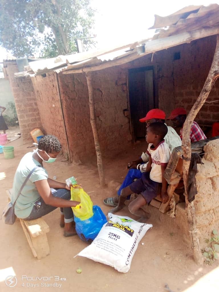 De Hospitaalbroeders delen oedselpakketten uit in Zambia